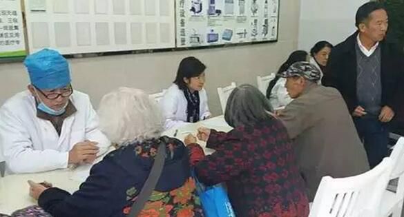 义诊进社区  情暖居民心